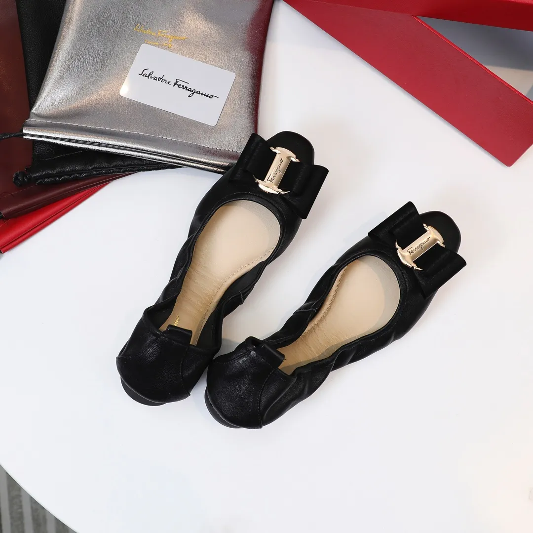 👟👟Ex-factory price 360👟👟 Early spring new style Salvatore Ferragamo hot style small square toe egg roll shoes [wit] 5mm high elastic latex, so soft you want to cry❗️The toe is equipped with Ferragamo's signature hardware butterfly🦋 buckle. Newly opened mold and upgraded outsole, 1cm heel is comfortable and not tiring. Upper: mixed sheepskin Inner pads: light goatskin (non-fading) Color: black, white, gun, red, burgundy, blue, pink Code number: 34-41